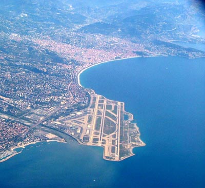 Plataforma guanyada al mar a l'aeroport de Niça